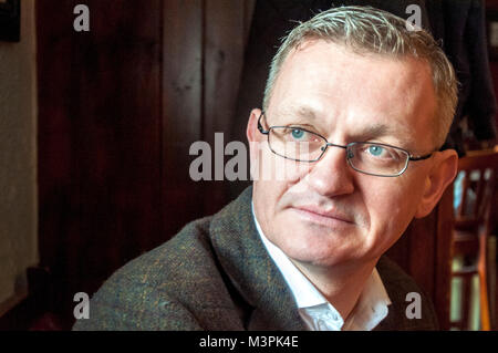 Ardara, County Donegal, Irland. 12. Februar 2018. Dr Breandán Mac Suibhne, Historiker und Autor. Sein jüngstes Buch, "Das Ende der Empörung: Post-Famine Anpassung der ländlichen Irland", war der Irish Times "Irish Non-Fiction Buch des Jahres" 2017. Das Buch ist in und um seiner Heimatstadt hier in Ardara. Credit: Richard Wayman/Alamy leben Nachrichten Stockfoto