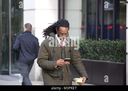 London, UK, 12. Februar 2018, Telefon Signal könnte durch Arctic Blast zu prognostizieren. Die Temperaturen sind zu erwarten so niedrig wie-6C zu fallen als gelbe Warnungen über große Gebiete des Vereinigten Königreichs heute © Keith Larby/Alamy Leben Nachrichten ausgegeben werden. Stockfoto