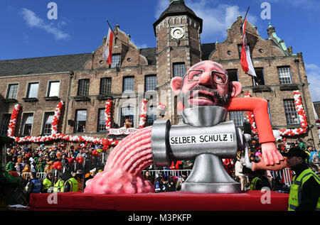 Eine politische Karikatur float mit 'Martin Schulz, Fraktionsvorsitzender der SPD' nimmt Teil an der Rosenmontag (Rosenmontag) Karnevalsumzug in Düsseldorf, Deutschland, 12. Februar 2018. Foto: Federico Gambarini/dpa Quelle: dpa Picture alliance/Alamy leben Nachrichten Stockfoto