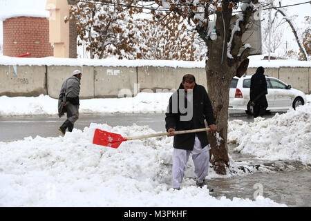 Ghazni, Afghanistan. 12 Feb, 2018. Ein afghanischer Mann reinigt Schnee von einer Straße in Ghazni Stadt, Afghanistan, am 12.02.2018. Credit: Sayed Mominzadah/Xinhua/Alamy leben Nachrichten Stockfoto