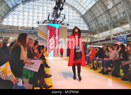 London, Großbritannien. 12. Februar 2018. London Premier Mode-event Pure London 2018 weiter auf Olympia London. © Brian Minkoff/Alamy leben Nachrichten Stockfoto