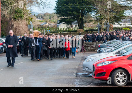 Öfen, Irland. 12 Feb, 2018. Die Beerdigung von spielergebnissen Liam Miller nahm heute am St. Johannes der Täufer Kirche, Öfen, County Cork, Irland, statt. Eine große Anzahl von Trauernden nahmen an der Beerdigung, darunter viele Fußballer aus alten Miller's Clubs, darunter die Stadt Cork, Keltische und Manchester United. Der Sarg von Liam Miller ist zu seiner letzten Ruhestätte auf dem Friedhof in St. Johannes der Täufer Kirche durchgeführt, gefolgt von Hunderte Trauernde. Credit: Andy Gibson/Alamy Leben Nachrichten. Stockfoto