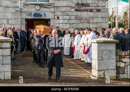 Öfen, Irland. 12 Feb, 2018. Die Beerdigung von spielergebnissen Liam Miller nahm heute am St. Johannes der Täufer Kirche, Öfen, County Cork, Irland, statt. Eine große Anzahl von Trauernden nahmen an der Beerdigung, darunter viele Fußballer aus alten Miller's Clubs, darunter die Stadt Cork, Keltische und Manchester United. Der Sarg von Liam Miller ist zu seiner letzten Ruhestätte auf dem Friedhof in St. Johannes der Täufer Kirche durchgeführt. Credit: Andy Gibson/Alamy Leben Nachrichten. Stockfoto