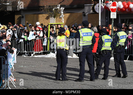 Polizeibeamte stehen auf der Spur der Rosenmontag (Rosenmontag) Karnevalsumzug in Düsseldorf, Deutschland, 12. Februar 2018. Foto: Federico Gambarini/dpa Quelle: dpa Picture alliance/Alamy leben Nachrichten Stockfoto