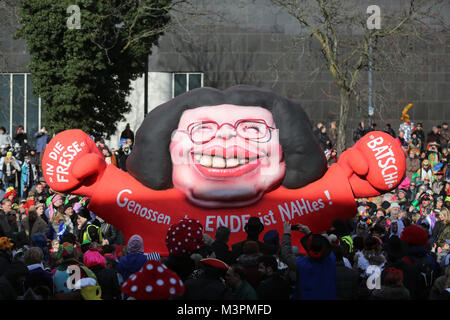 Eine politische Karikatur float mit Andrea Nahles, Fraktionschef der SPD in der rosenmontag (Rosenmontag) Karnevalsumzug in Düsseldorf, Deutschland, 12. Februar 2018. Foto: Ina Faßbender/dpa Quelle: dpa Picture alliance/Alamy leben Nachrichten Stockfoto