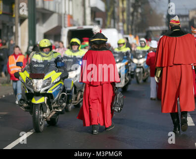 Polizisten auf Motorrädern begleiten Sie den Rosenmontag (Rosenmontag) Karnevalsumzug in Düsseldorf, Deutschland, 12. Februar 2018. Foto: Ina Faßbender/dpa Stockfoto