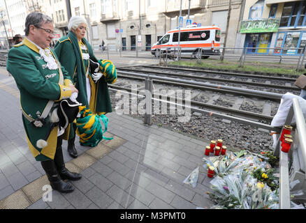 Düsseldorf, Deutschland, 12. Februar 2018. Der Ministerpraesident von Nordrhein-Westfalen Armin Laschet besucht den Tatort, wo ein Polizist vor eine Straßenbahn an der Haltestelle Chlodwigplatz am 09. Februar in Köln, Deutschland gedrückt wurde, 12. Februar 2018. Blumen und Kerzen liegen auf dem Boden. Foto: Oliver Berg/dpa Quelle: dpa Picture alliance/Alamy leben Nachrichten Stockfoto