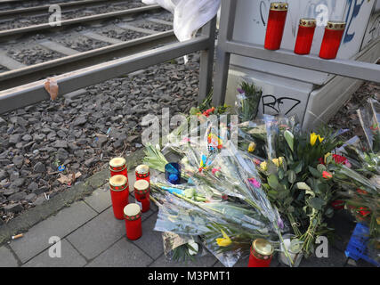 Düsseldorf, Deutschland, 12. Februar 2018. Blumen und Kerzen liegen auf dem Boden am Tatort, wo ein Polizist vor eine Straßenbahn an der Haltestelle Chlodwigplatz am 09. Februar in Köln, Deutschland gedrückt wurde, 12. Februar 2018. Foto: Oliver Berg/dpa Quelle: dpa Picture alliance/Alamy leben Nachrichten Stockfoto