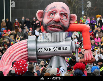 Düsseldorf, Deutschland, 12. Februar 2018. Eine politische Karikatur float mit 'Martin Schulz, Fraktionsvorsitzender der SPD' nimmt Teil an der Rosenmontag (Rosenmontag) Karnevalsumzug in Düsseldorf, Deutschland, 12. Februar 2018. Foto: Ina Faßbender/dpa Quelle: dpa Picture alliance/Alamy leben Nachrichten Stockfoto