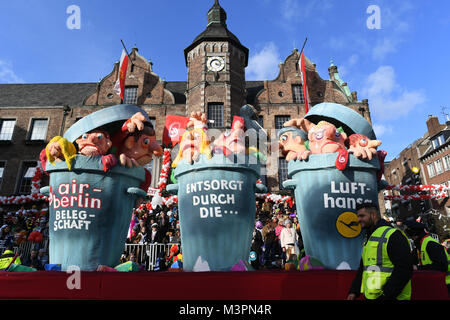 Düsseldorf, Deutschland, 12. Februar 2018. Eine politische Karikatur Schwimmer mit der Darstellung der "Air Berlin Übernahme durch Lufthansa' nimmt Teil an der Rosenmontag (Rosenmontag) Karnevalsumzug in Düsseldorf, Deutschland, 12. Februar 2018. Foto: Federico Gambarini/dpa Quelle: dpa Picture alliance/Alamy leben Nachrichten Stockfoto