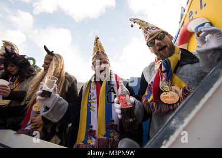 Mainz, Deutschland, 12. Februar 2018. Karneval - goers in Kostüm nehmen Sie Teil an den Rosenmontag (Rosenmontag) Karnevalsumzug in Mainz, Deutschland, 12. Februar 2018. Die "rosenmontagsumzug" (Rosenmontag Prozession) ist der Höhepunkt der Mainzer Karneval sind bein Quelle: dpa Picture alliance/Alamy leben Nachrichten Stockfoto