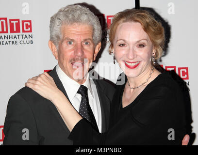 Tony Roberts, Jan Maxwell an Planet Hollywood Opening Night nach Partei für die Produktion der Manhattan's Theater Club der "königliche Familie" in New York City. Oktober 8, 2009 Quelle: Walter McBride/MediaPunch Stockfoto