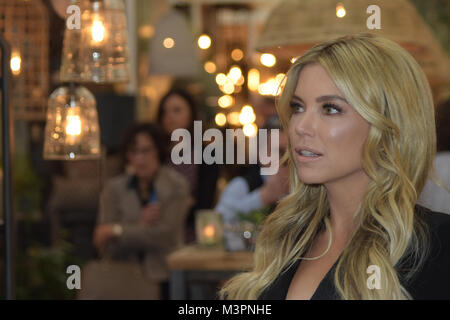 Frankfurt am Main, Deutschland. 12 Feb, 2018. AMBIENTE: Model Sylvie Meis (* 1978) Besuche der AMBIENTE 2018 in Frankfurt am Main. Die Niederlande sind Ehrengast der Messe in diesem Jahr Quelle: Markus Wissmann/Alamy leben Nachrichten Stockfoto