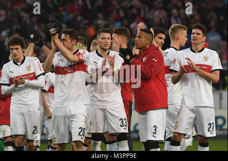 Stuttgart, Deutschland. 11 Feb, 2018. Stuttgart die Spieler danken ihren Fans nach der deutschen Bundesliga Fußballspiel zwischen dem VfB Stuttgart und Borussia Mönchengladbach in der Mercedes-Benz-Arena in Stuttgart, Deutschland, 11. Februar 2018. Credit: Marijan Murat/dpa/Alamy leben Nachrichten Stockfoto