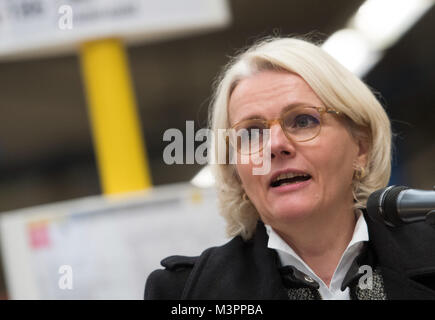 Berlin, Deutschland. 12 Feb, 2018. Regine Günther, Berliner Verkehr Senator, liefert eine Aussage während der Pressekonferenz der Berliner Verkehrsbetriebe (BVG) (lit. Berliner Verkehrsbetriebe) in einer Halle der Betriebshof Lichtenberg in Berlin, Deutschland, 12. Februar 2018. Die BVG präsentiert das Projekt "Barrierefreiheit für blinde und sehbehinderte Fahrgaeste" (Lit. Zugänglichkeit für Blinde und Sehbehinderte Fluggäste). Credit: Paul Zinken/dpa/ZB/dpa/Alamy leben Nachrichten Stockfoto