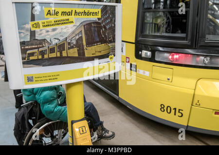 Berlin, Deutschland. 12 Feb, 2018. Einen provisorischen Haltestelle lautet "Alle mal herhoeren!" (Lit. Jeder hören) auf der Pressekonferenz der Berliner Verkehrsbetriebe (BVG) (lit. Berliner Verkehrsbetriebe) in einer Halle der Betriebshof Lichtenberg in Berlin, Deutschland, 12. Februar 2018. Die BVG präsentiert das Projekt "Barrierefreiheit für blinde und sehbehinderte Fahrgaeste" (Lit. Zugänglichkeit für Blinde und Sehbehinderte Fluggäste). Credit: Paul Zinken/dpa/ZB/dpa/Alamy leben Nachrichten Stockfoto