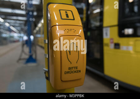 Berlin, Deutschland. 12 Feb, 2018. Eine Taste druecken liest 'Please' (lit. drücken Sie bitte die Taste) an der Pressekonferenz der Berliner Verkehrsbetriebe (BVG) (lit. Berliner Verkehrsbetriebe) in einer Halle der Betriebshof Lichtenberg in Berlin, Deutschland, 12. Februar 2018. Die BVG präsentiert das Projekt "Barrierefreiheit für blinde und sehbehinderte Fahrgaeste" (Lit. Zugänglichkeit für Blinde und Sehbehinderte Fluggäste). Credit: Paul Zinken/dpa/ZB/dpa/Alamy leben Nachrichten Stockfoto