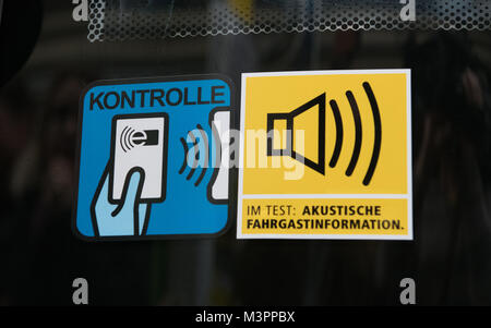 Berlin, Deutschland. 12 Feb, 2018. Aufkleber gesehen an die Pressekonferenz der Berliner Verkehrsbetriebe (BVG) (lit. Berliner Verkehrsbetriebe) in einer Halle der Betriebshof Lichtenberg in Berlin, Deutschland, 12. Februar 2018. Die BVG präsentiert das Projekt "Barrierefreiheit für blinde und sehbehinderte Fahrgaeste" (Lit. Zugänglichkeit für Blinde und Sehbehinderte Fluggäste). Credit: Paul Zinken/dpa/ZB/dpa/Alamy leben Nachrichten Stockfoto