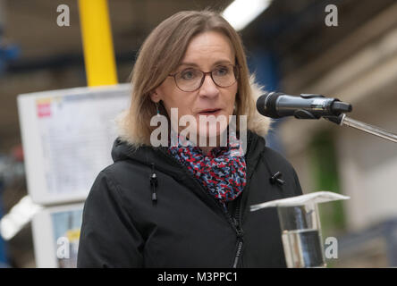 Berlin, Deutschland. 12 Feb, 2018. Sigrid Nikutta, CEO der BVG, liefert eine Aussage während der Pressekonferenz der Berliner Verkehrsbetriebe (BVG) (lit. Berliner Verkehrsbetriebe) in einer Halle der Betriebshof Lichtenberg in Berlin, Deutschland, 12. Februar 2018. Die BVG präsentiert das Projekt "Barrierefreiheit für blinde und sehbehinderte Fahrgaeste" (Lit. Zugänglichkeit für Blinde und Sehbehinderte Fluggäste). Credit: Paul Zinken/dpa/ZB/dpa/Alamy leben Nachrichten Stockfoto