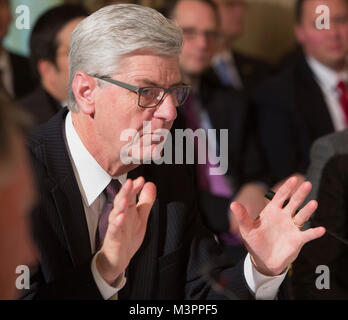 Phil Bryant, Gouverneur von Mississippi beteiligt sich an einem Treffen mit Zustand und lokale Beamte hinsichtlich der Trumpf-Infrastruktur planen, 12. Februar 2018 im Weißen Haus in Washington, DC. Quelle: Chris Kleponis/CNP/MediaPunch Stockfoto