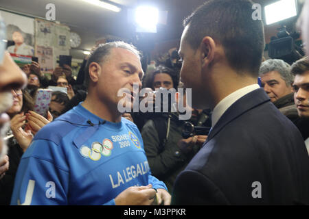 Februar 12, 2018 - der Führer der 5-Sterne Bewegung auf. Luigi Di Maio und der Judo Master Giovanni Maddaloni. Der Präsident der italienischen Abgeordnetenkammer besucht Scampia im Sportzentrum von Gianni Maddaloni, der Vater der Olympiasieger Judo in Sydney 200 im Judo. Eine große Anzahl der Bürger ihn erwartete, sowie eine Gruppe von Demonstranten der Arbeit Scampia der Credit: Fabio Sasso/ZUMA Draht/Alamy leben Nachrichten Stockfoto