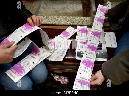 Berlin, Deutschland. 12 Feb, 2018. Festival Besucher zeigen Ihre kauften Tickets für die 68. Internationalen Filmfestspiele Berlin (Berlinale) in Berlin, Deutschland, 12. Februar 2018. Quelle: Britta Pedersen/dpa/Alamy leben Nachrichten Stockfoto