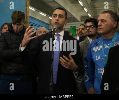 Februar 12, 2018 - der Führer der 5-Sterne Bewegung auf. Luigi Di Maio und der Judo Master Giovanni Maddaloni. Der Präsident der italienischen Abgeordnetenkammer besucht Scampia im Sportzentrum von Gianni Maddaloni, der Vater der Olympiasieger Judo in Sydney 200 im Judo. Eine große Anzahl der Bürger ihn erwartete, sowie eine Gruppe von Demonstranten der Arbeit Scampia der Credit: Fabio Sasso/ZUMA Draht/Alamy leben Nachrichten Stockfoto