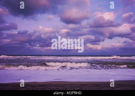 Hobe Sound Strand auf Jupiter Island, mit einem violetten Himmel und geschwollene Wolken, nach Osten kurz nach Sonnenuntergang im Januar, Martin County, Florida, USA Stockfoto