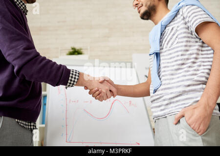 Junge Unternehmer die Hände schütteln Stockfoto