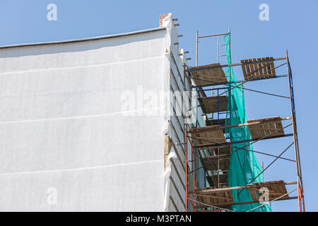 Thermische äußere Isolierung der Gebäude. Verputz- und Malerarbeiten während der aussenwand Renovierungen. Stockfoto