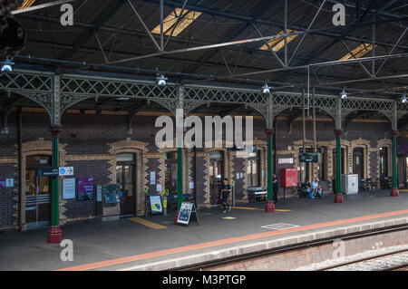 Geelong Bahnhof. Geelong ist eine Hafenstadt an der Corio Bucht, in Victoria, Australien, 75 km südwestlich von der Hauptstadt, Melbourne. Stockfoto