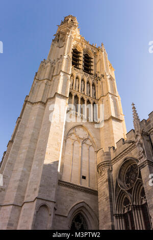 Die Kathedrale Saint Stephen von Sens, eine Katholische Kathedrale in Sens in Burgund, Frankreich, größte der frühen gotischen Kirchen Stockfoto