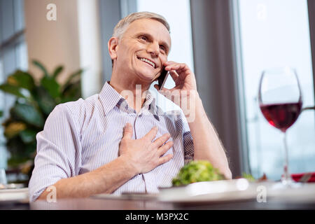 Gerne reifer Mann Anruf empfangen Stockfoto