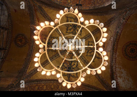 Anzeigen der Kuppel der Moschee mit alten Basilika. Deckengestaltung mit islamischen Elementen der Sultan Ahmed Moschee Kuppel. in Istanbul, Türkei. Stockfoto