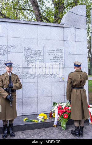 Warschau, Polen - 19. April 2017: Die polnischen Streitkräfte ehrenwache am Umschlagplatz Denkmal. Stockfoto