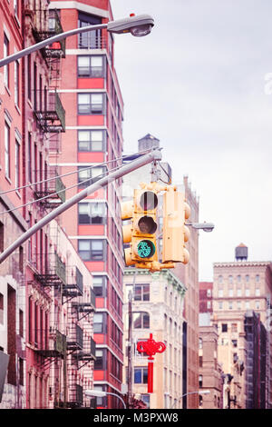 New York City Ampel mit Gebäuden auf Hintergrund, Farbe getonte Bild, USA. Stockfoto