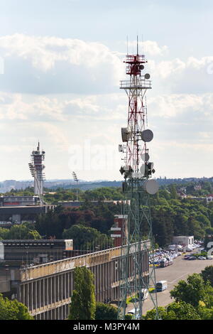 Prag, tschechische Republik - 17. Juni 2017: Das grosse Kloster Strahov Stadion mit Tk-Turm vom Petrin-turm an sonnigen Sommertagen gesehen Stockfoto