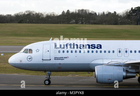 Lufthansa Airbus A320 rollt für Sie am Flughafen Birmingham, UK. (D-AIZG) Stockfoto