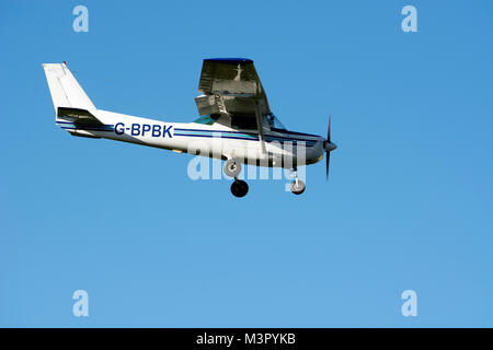 Cessna 152 nähert sich Wellesbourne Airfield, Warwickshire, Großbritannien (G-BPBK) Stockfoto