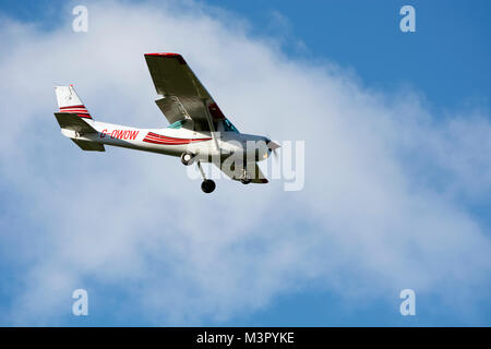 Cessna 152 nähert sich Wellesbourne Airfield, Warwickshire, Großbritannien (G-OWOW) Stockfoto