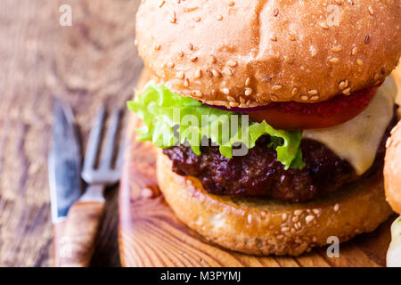 Lecker Hamburger mit Salat, Käse. Tomaten, roten Zwiebeln und Tomatensauce. Stockfoto