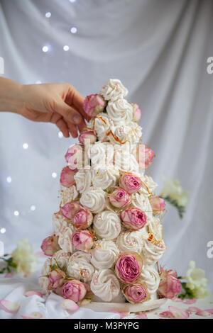 Russischen stil Marshmallows - zefir croquembouche mit rosa Blüten Stockfoto