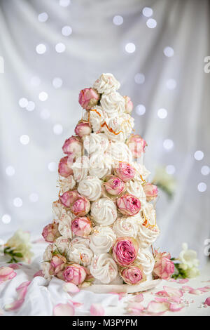 Russischen stil Marshmallows - zefir croquembouche mit rosa Blüten Stockfoto