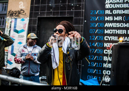 Jamaikanischer reggae Sänger und MC's geben Menschen einen Vortrag des jamaikanischen Soundsystem und Reggae Kultur an einem Straßenfest in Kopenhagen. Dänemark, 14.08 2013. Stockfoto