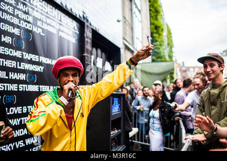 Jamaikanischer reggae Sänger und MC's geben Menschen einen Vortrag des jamaikanischen Soundsystem und Reggae Kultur an einem Straßenfest in Kopenhagen. Dänemark, 14.08 2013. Stockfoto