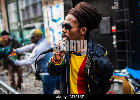 Jamaikanischer reggae Sänger und MC's geben Menschen einen Vortrag des jamaikanischen Soundsystem und Reggae Kultur an einem Straßenfest in Kopenhagen. Dänemark, 14.08 2013. Stockfoto