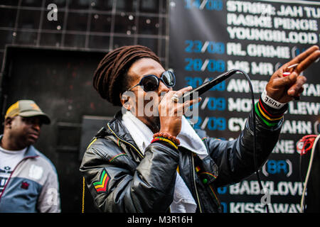 Jamaikanischer reggae Sänger und MC's geben Menschen einen Vortrag des jamaikanischen Soundsystem und Reggae Kultur an einem Straßenfest in Kopenhagen. Dänemark, 14.08 2013. Stockfoto