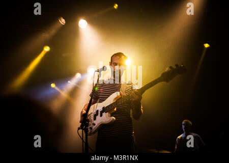 Die kanadische Lärm und Post-Punk-Band Viet Cong führt ein Live Konzert bei den Danish Music festival Pop Revo in Aarhus. Hier Sänger und Bassist Matt Flegel wird dargestellt, live auf der Bühne. Dänemark, 17/05 2015. Stockfoto