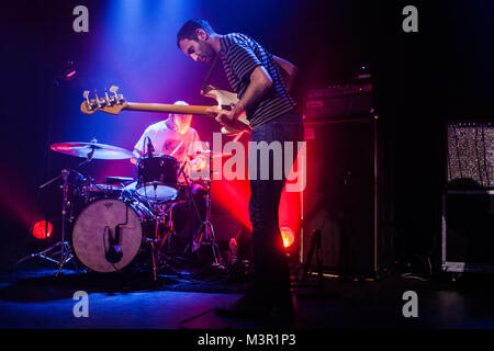 Die kanadische Lärm und Post-Punk-Band Viet Cong führt ein Live Konzert bei den Danish Music festival Pop Revo in Aarhus. Hier Sänger und Bassist Matt Flegel wird dargestellt, live auf der Bühne. Dänemark, 17/05 2015. Stockfoto