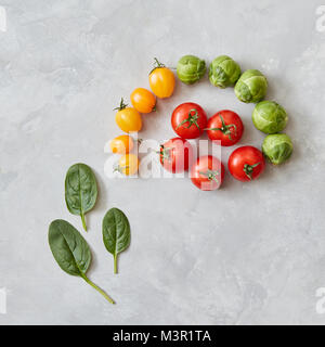 Zusammensetzung von Tomaten und Spinat Blätter Stockfoto